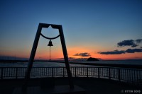 /album/photo-gallery-silhouette/%e5%b9%b8%e7%a6%8f%e3%81%ae%e9%90%98%e3%81%ab%e7%87%83%e3%81%88%e3%82%8b-jpg/